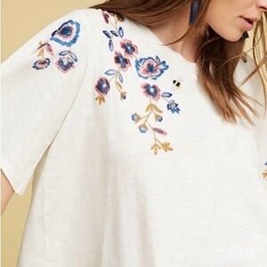 Anthropologie Akemi + Kin Embroidered Floral Oversized Boxy Tee, Cream -‎ Size S